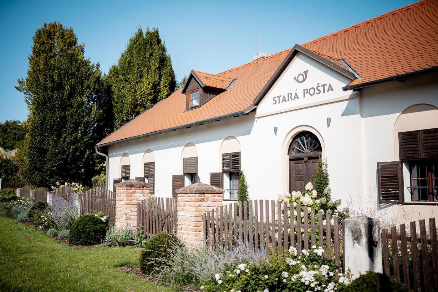 Отель Penzion Stara Posta Kovalovice Экстерьер фото